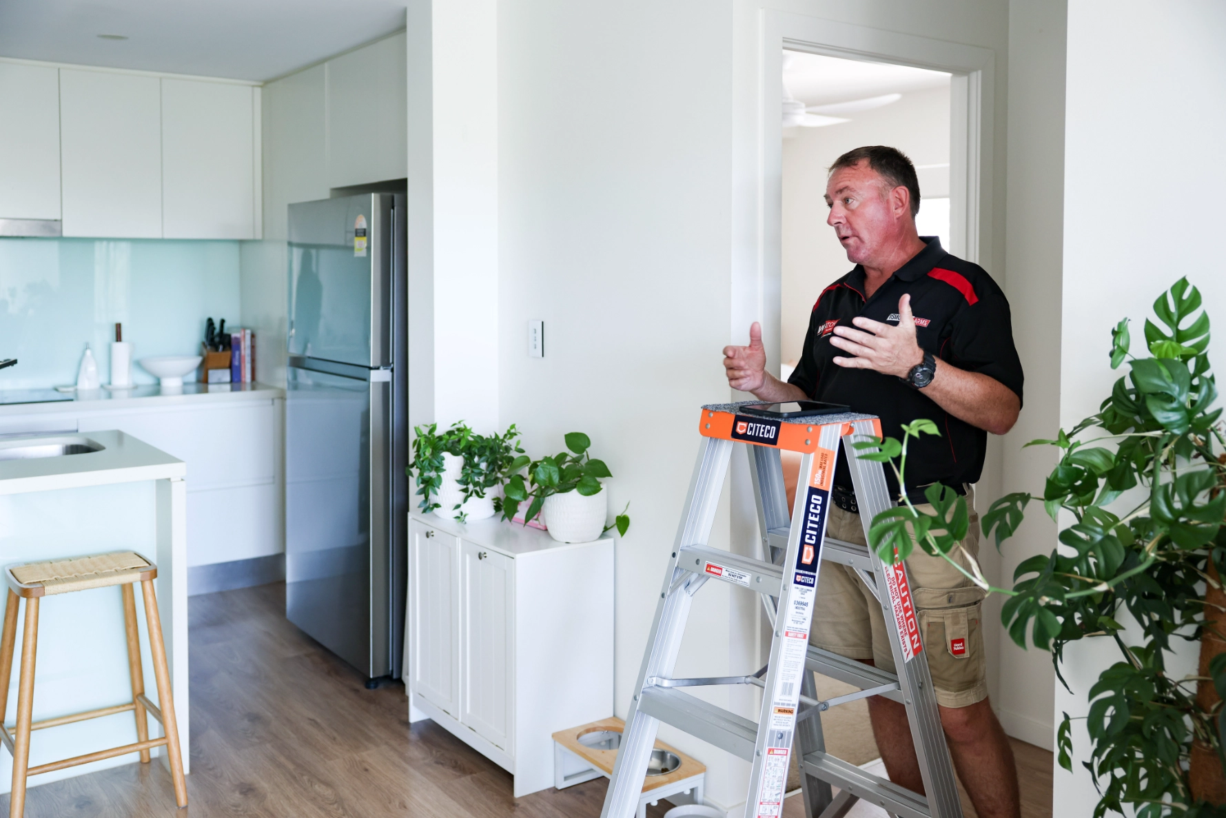 smoke-alarm-expert-consultation-in-modern-kitchen